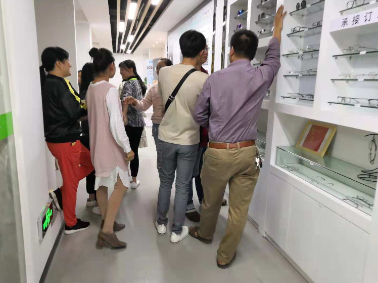 眼鏡培訓學校學員討論問題