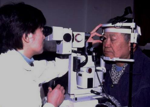 驗光師案例解讀：眼睛看東西變形，最好是定期做好眼底視功能檢查