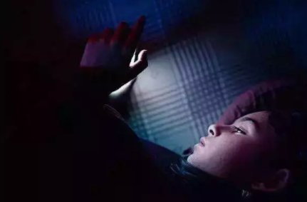 7天徹夜狂追熱播劇，女子差點(diǎn)“看瞎眼”