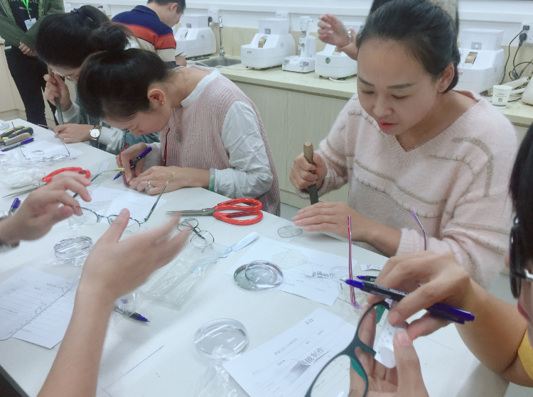 深圳視普泰第四屆驗(yàn)光師定配工培訓(xùn)班順利畢業(yè)！??！