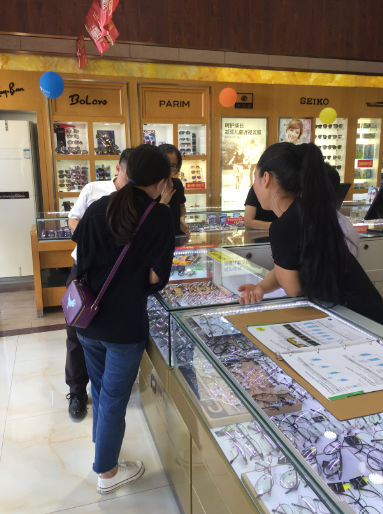 【開(kāi)眼鏡店分享】頂級(jí)眼鏡店銷(xiāo)售：顧客還價(jià)，一句話搞定?。?！