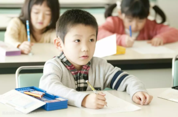 每2個(gè)小學(xué)生中就有1個(gè)近視，廈門市教育部門擬從改造教室燈光入手解決問(wèn)題