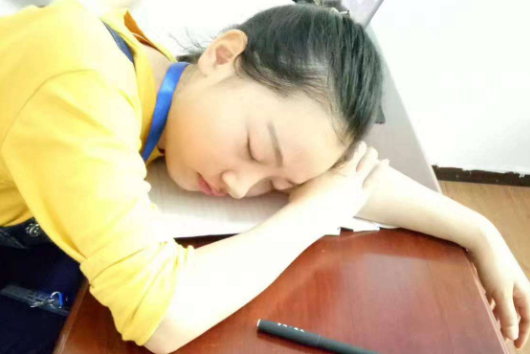 驗(yàn)光師閑聊：趴在桌上午睡，考慮過眼睛的健康嗎？
