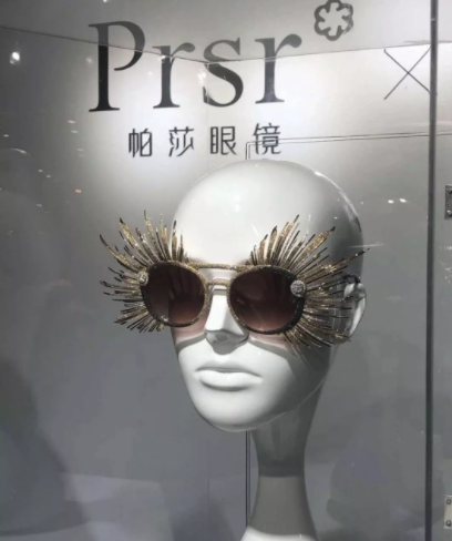 200萬元的眼鏡你見過嗎？今年上海眼鏡展這副亮了，挑戰(zhàn)吉尼斯世界紀錄