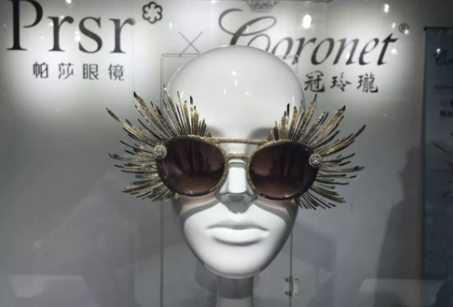 200萬元的眼鏡你見過嗎？今年上海眼鏡展這副亮了，挑戰(zhàn)吉尼斯世界紀錄