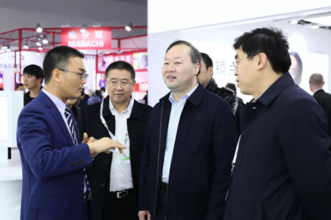 明月鏡片：攜4大亮點C位登場，上海眼鏡展現(xiàn)場精彩全收錄