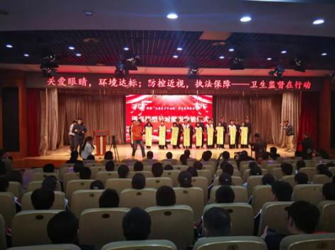 北京近視防控普法宣傳進(jìn)校園：普及教室采光、課桌等教學(xué)環(huán)境的國家標(biāo)準(zhǔn)