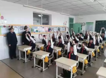 北京近視防控普法宣傳進(jìn)校園：普及教室采光、課桌等教學(xué)環(huán)境的國家標(biāo)準(zhǔn)
