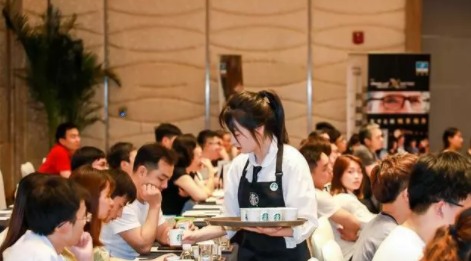 品類功能化升級，創(chuàng)造極致感體驗(yàn)：依視路聯(lián)合歐萊雅舉行跨界培訓(xùn)會