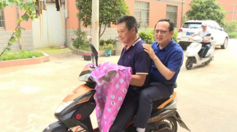 飛秒白內(nèi)障聯(lián)合眼底手術(shù)，愛爾李文生教授讓患者擺脫3000度近視困擾