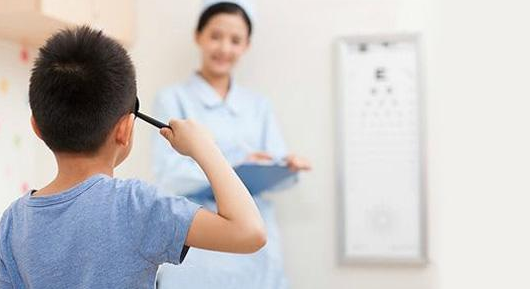 深圳驗(yàn)光配鏡培訓(xùn)患有斜視或弱視的兒童，該如何驗(yàn)光配鏡？