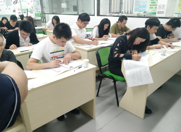 深圳視普泰第九屆驗光定配培訓學員順利畢業(yè)?。。? width=