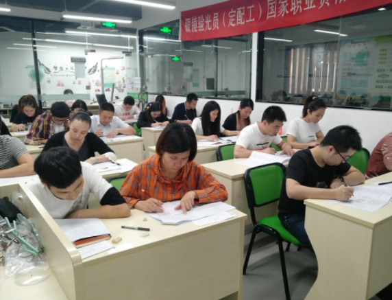 深圳視普泰第九屆驗光定配培訓學員順利畢業(yè)！?。? width=